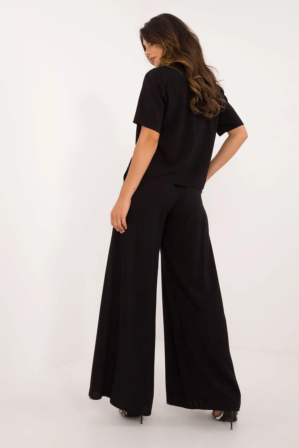 ensemble femme moderne élégant viscose légère fluide noir coupe ample manches courtes boutons dorés pantalon taille haute jambes larges poches