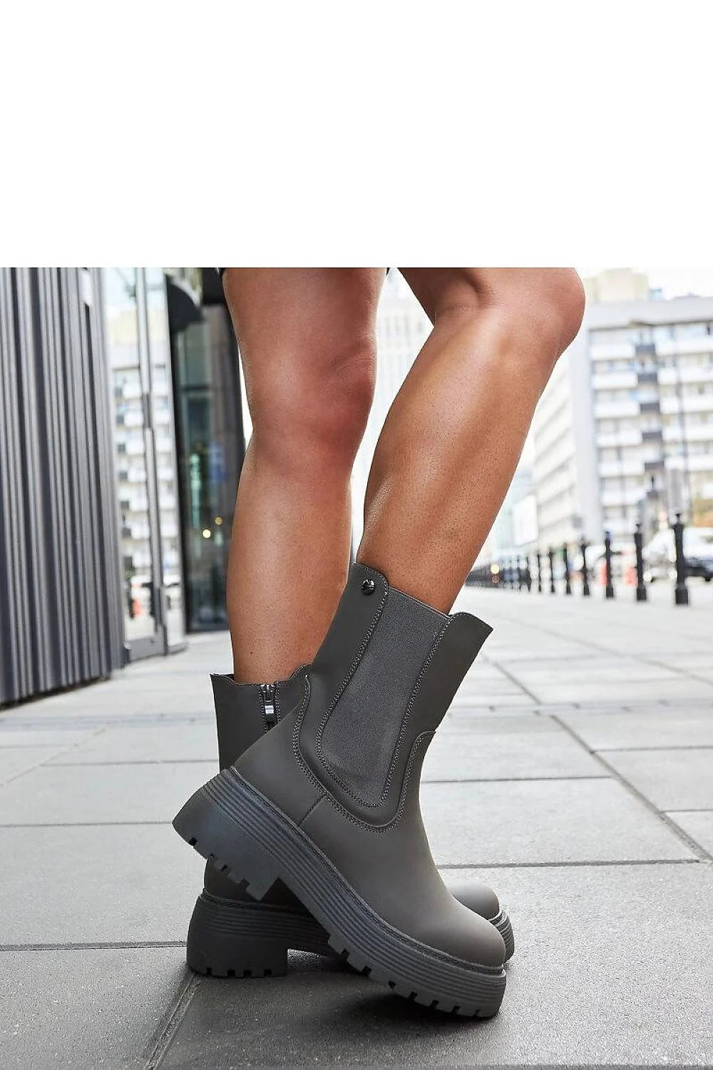 Bottes Chelsea femme en cuir synthétique gris foncé, style minimaliste, talon compensé, élastiques latéraux, fermeture éclair