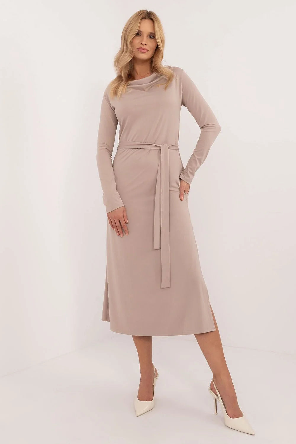 Robe élégante pour femme en taupe clair manches longues encolure drapée ceinture intégrée fente latérale