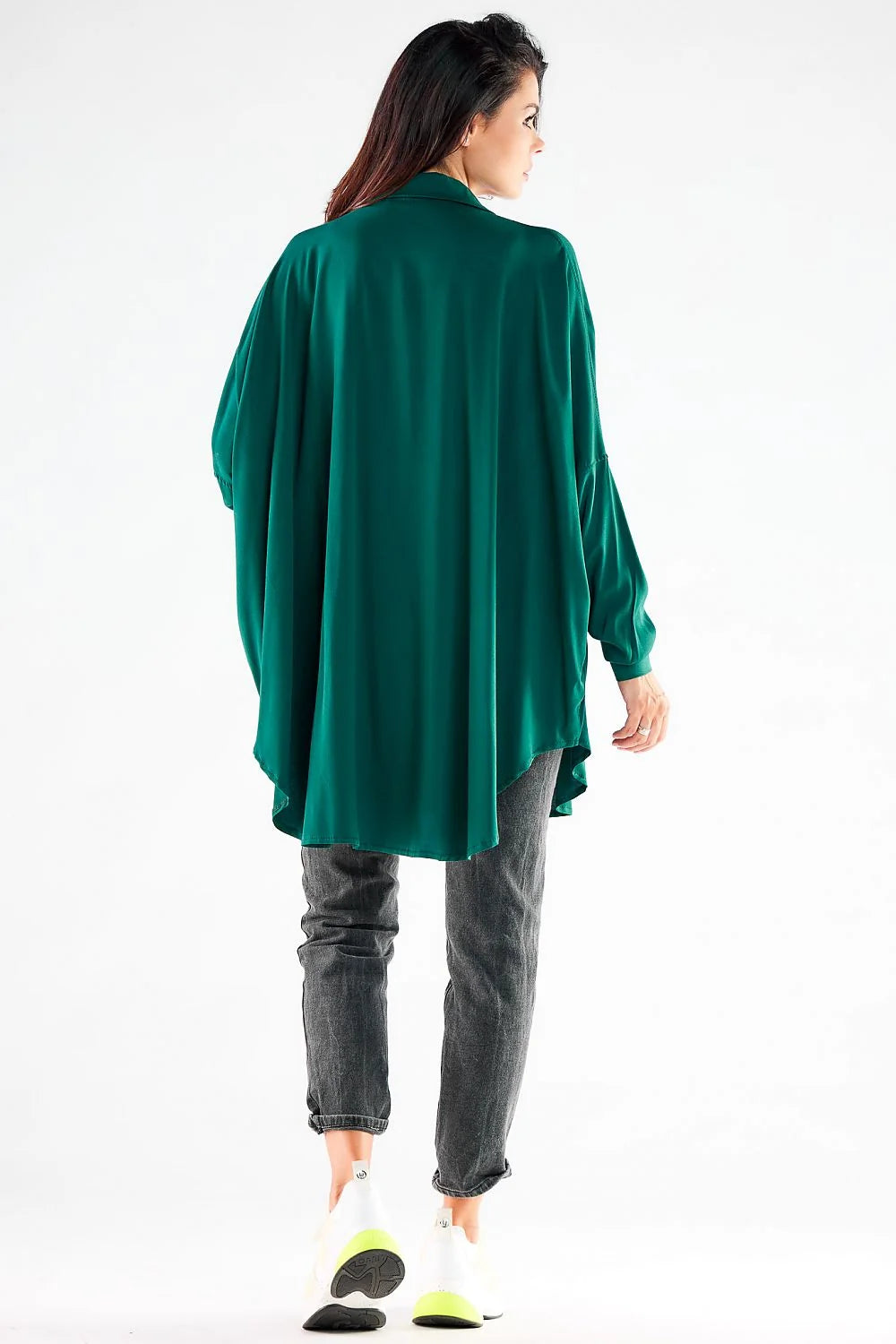 chemise femme oversize manches longues tissu fluide blanc pur coupe ample col structuré poignets larges dissimulés