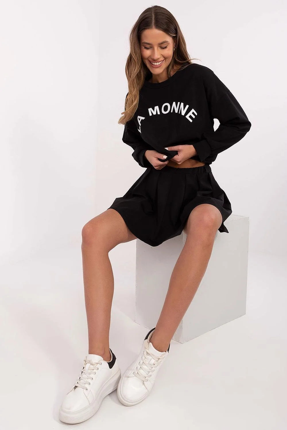 Ensemble mode femme sweat-shirt jupe plissée noire LA MONNE coupe décontractée