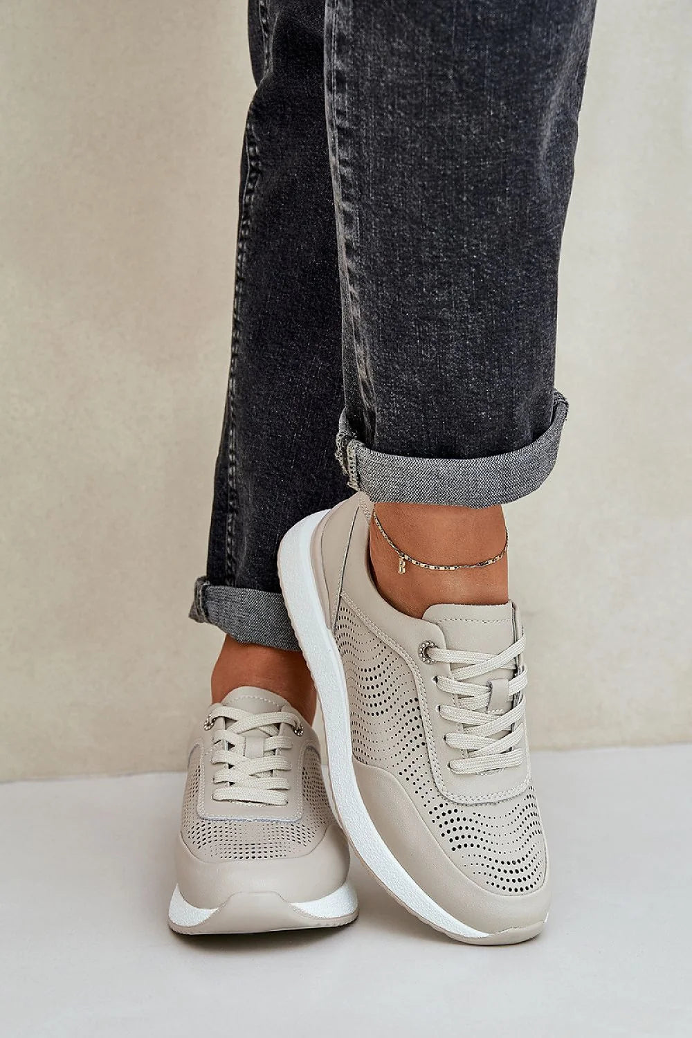 Chaussures de sport pour femmes en cuir naturel élégantes et modernes avec perforations, semelle blanche et confort maximum