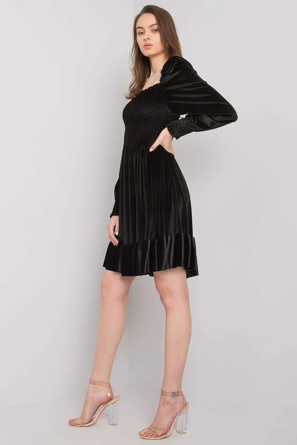 Robe satin noire élégante manches longues coupe évasée volants tenue soirée femme chic