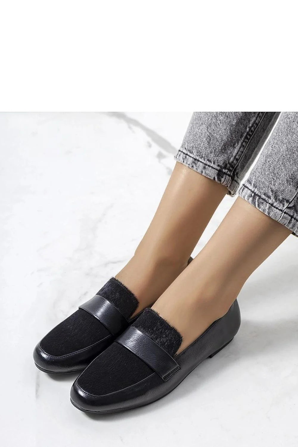 Mocassins élégants pour femmes en cuir noir, style classique, texture poilue, fermeture élastique, semelle caoutchouc, confort toute journée, usage quotidien, look intemporel