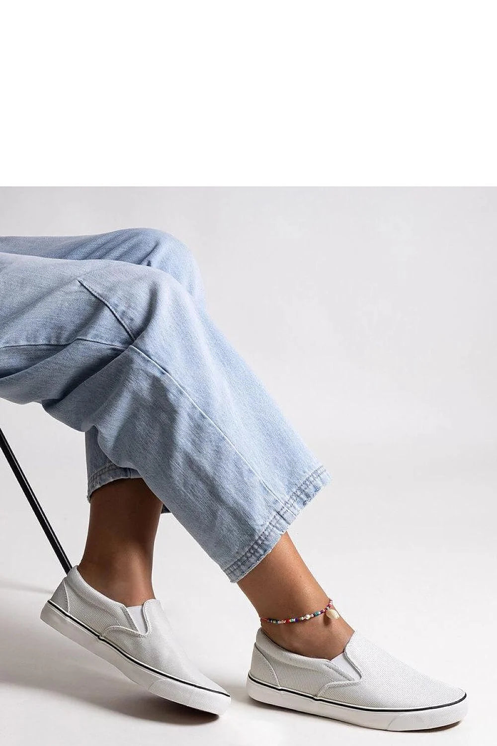 Baskets femme style slip-on toile blanche semelle caoutchouc blanc design épuré confort maximal décontracté été 2023