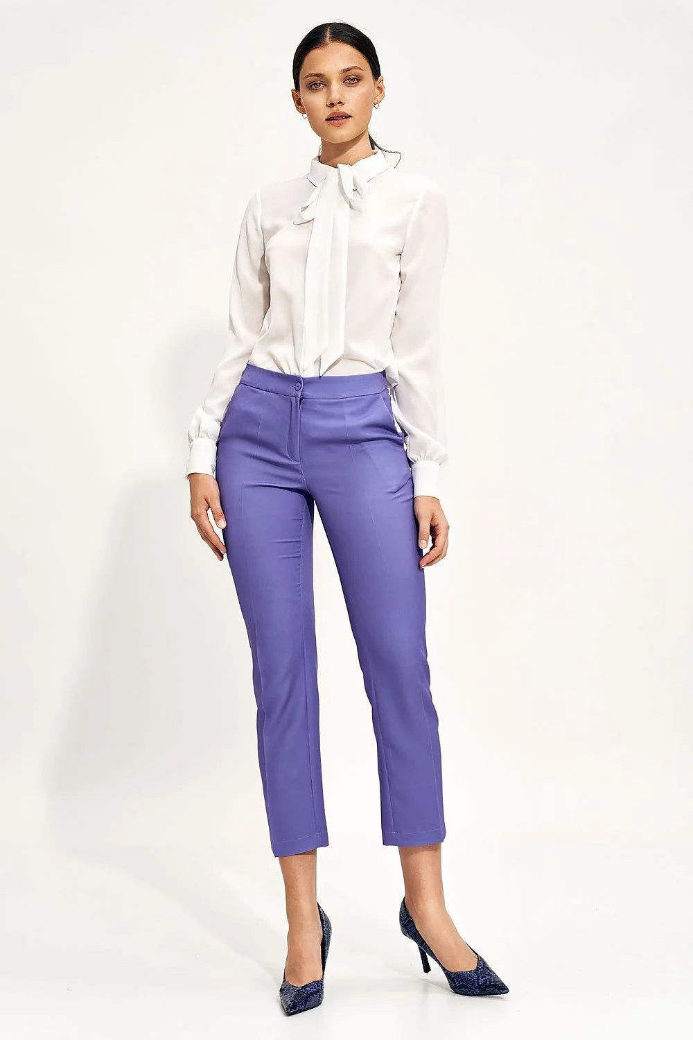 Chemisier à nœud lavallière élégant pour femme en polyester blanc ajusté manches longues taille ajustable occasion professionnelle ou élégante