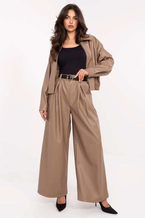 pantalon palazzo femme taille haute jambes larges simili cuir taupe ceinture noire boucle dorée poches passepoilées