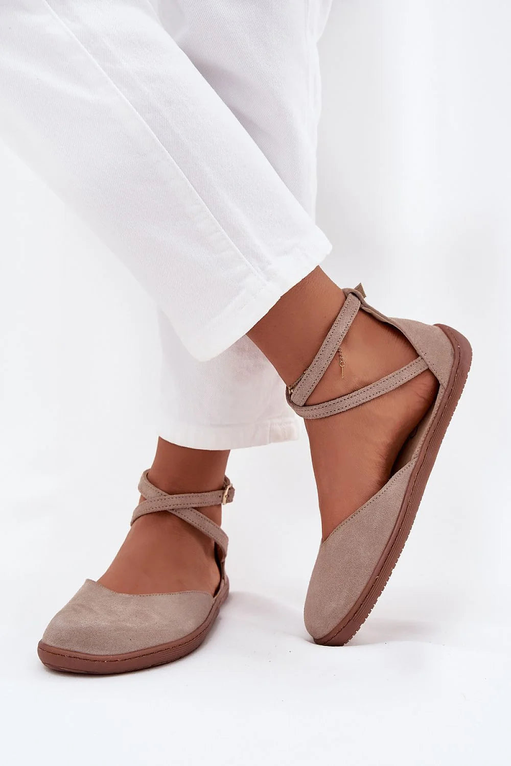 ballerines daim suédine taupe barefoot semelle flexible gomme bride réglable boucle maintien positionnement naturel femme printemps
