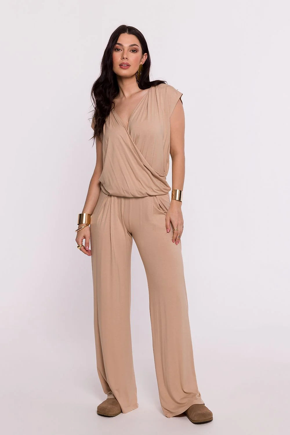 Ensemble mode femme style moderne élégant matériau léger fluide coupe enveloppe drapé manches courtes pantalon jambes larges teinte beige neutre accessoires luxueux