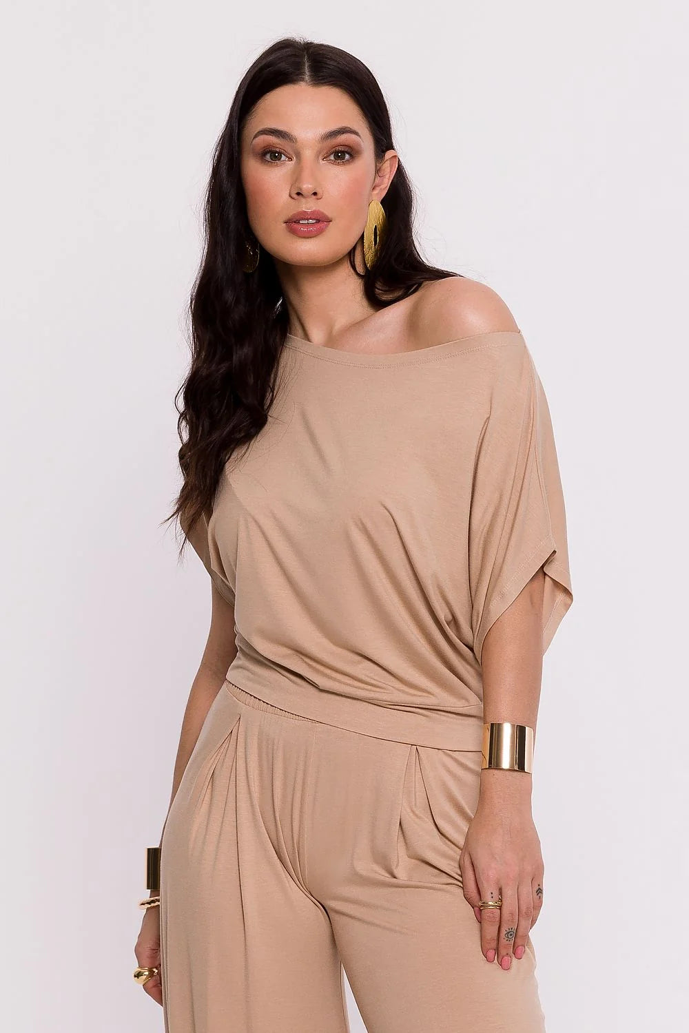 chemisier asymétrique encolure bateau épaule dévoilée manches troisquarts chauvesouris jersey doux viscose élasthanne fluide ample beige minimaliste polyvalent élégant confortable