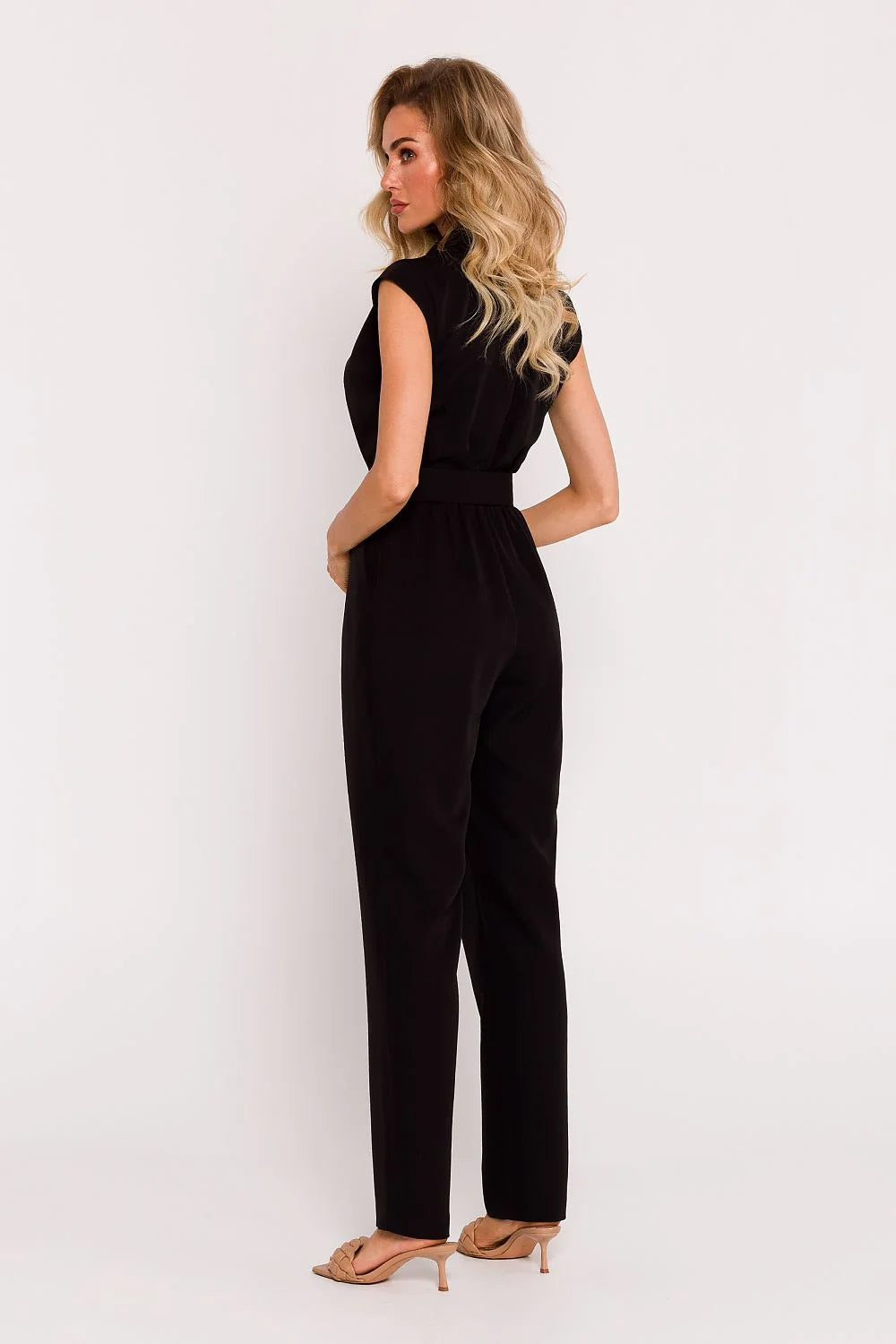 combinaison élégante moderne sans manches col V revers ceinture boucle métal taille haute tissu crêpe fluide noire pantalon jambe droite