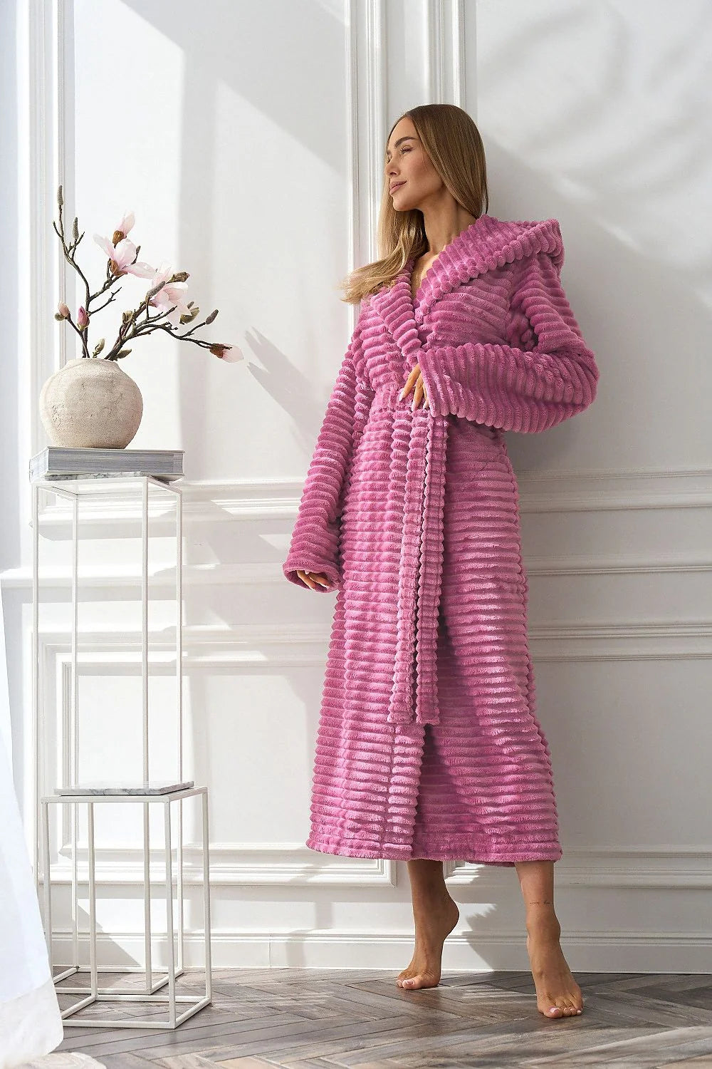 peignoir femme long capuche microfibre pelucheuse côtelé velours fuchsia manches longues ceinture ajustable poches latérales coupe ample col châle enveloppant