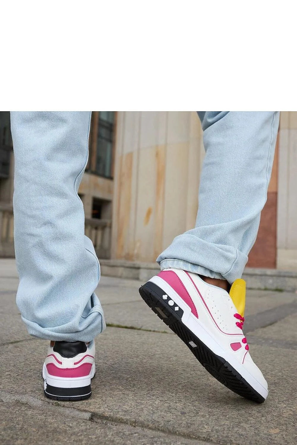 baskets femmes solea blanches accents fuchsia lacets rose vif languette jaune semelle épaisse noire cuir synthétique