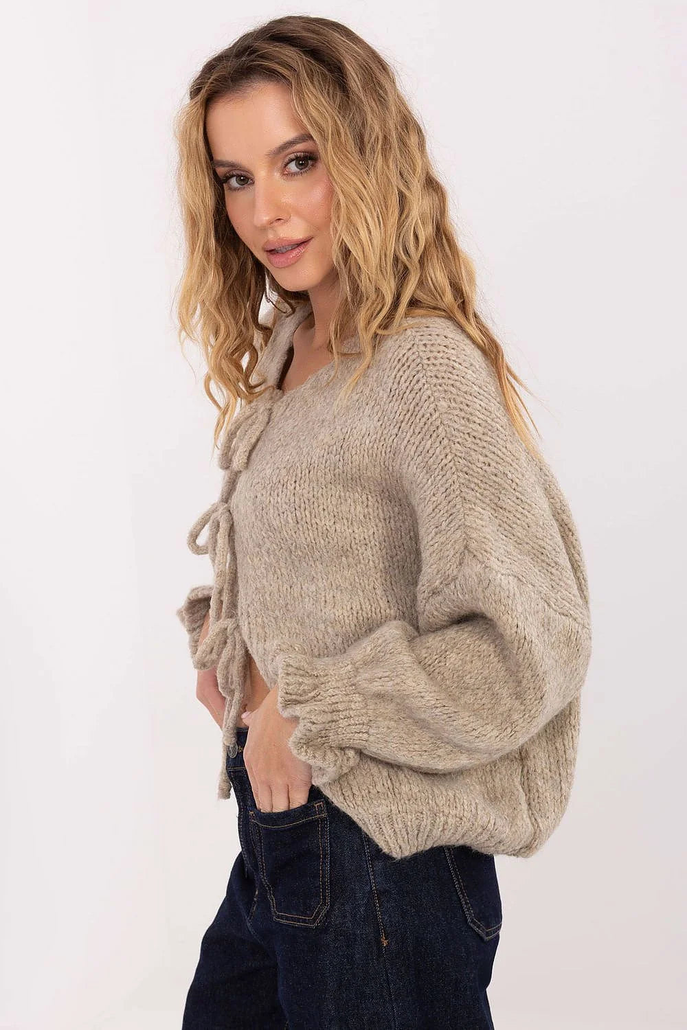 gilet maille épaisse cropped court beige pelucheuse mohair laine doux chaud oversize manches bouffantes resserrées liens noués trois cordons