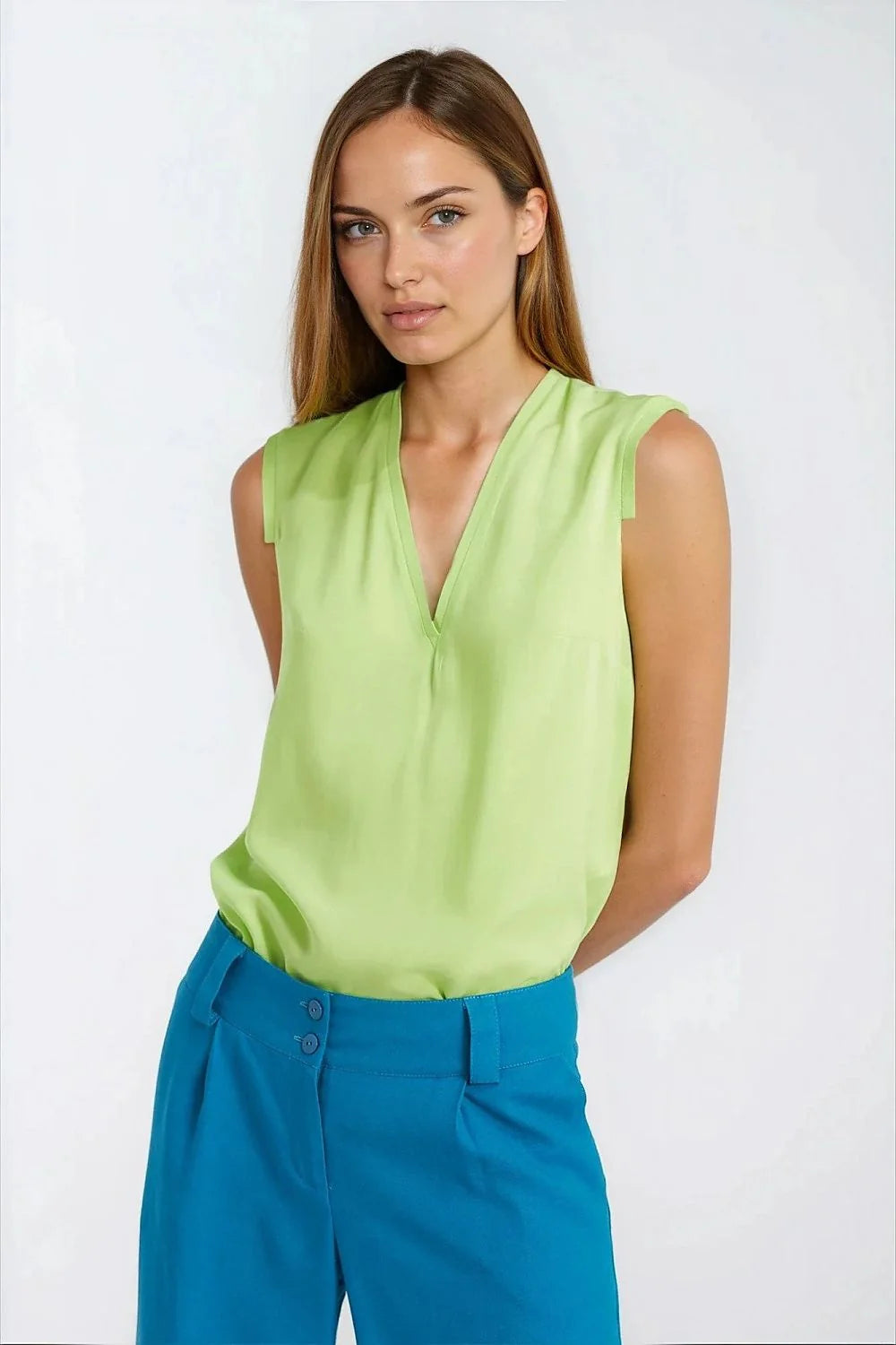 chemisier femme viscose fluide satinée sans manches encolure plongeante plis délicats coupe droite légèrement évasée ourlet arrondi citron