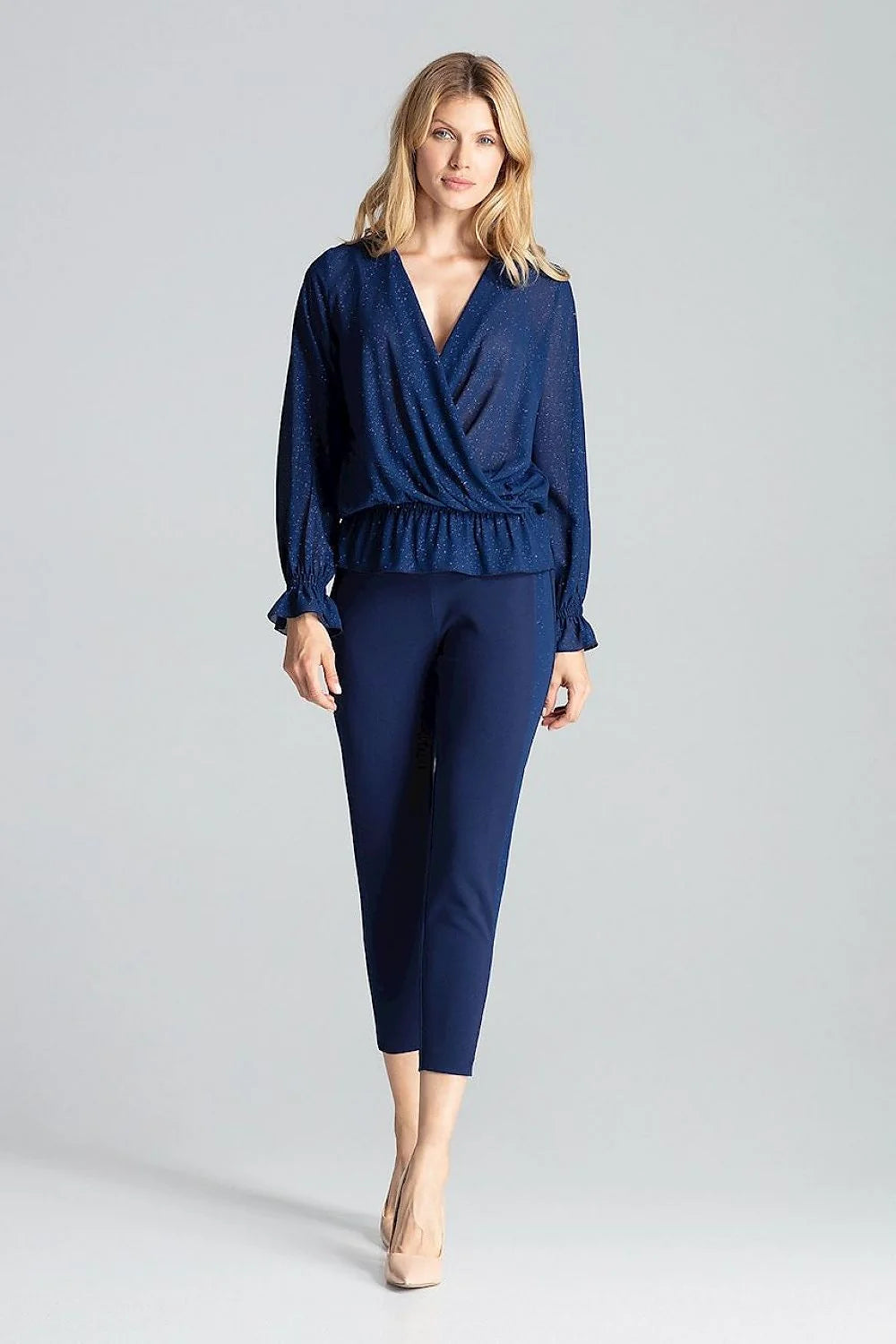 chemisier brocart rouge moderne féminin élégant manches longues bouffantes col V croisé taille élastique poignets froncés cintré reflets métalliques subtils