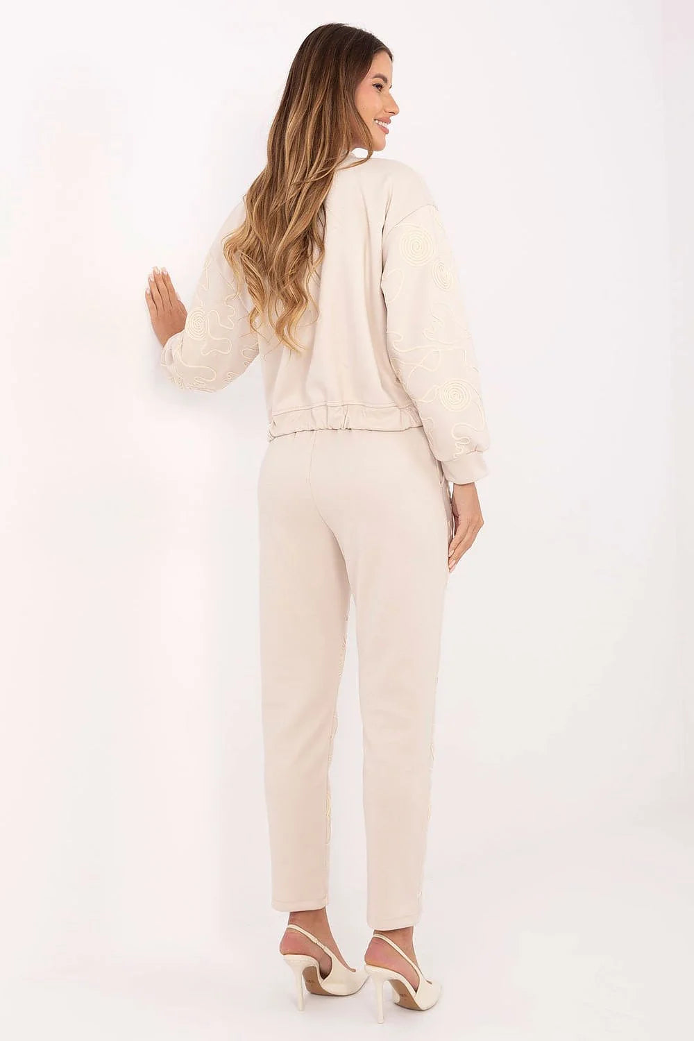 ensemble survêtement femme beige crème molleton douillet capuche zippé pantalon jogger taille haute cordon contrasté poches rabats broderies spirales féminines
