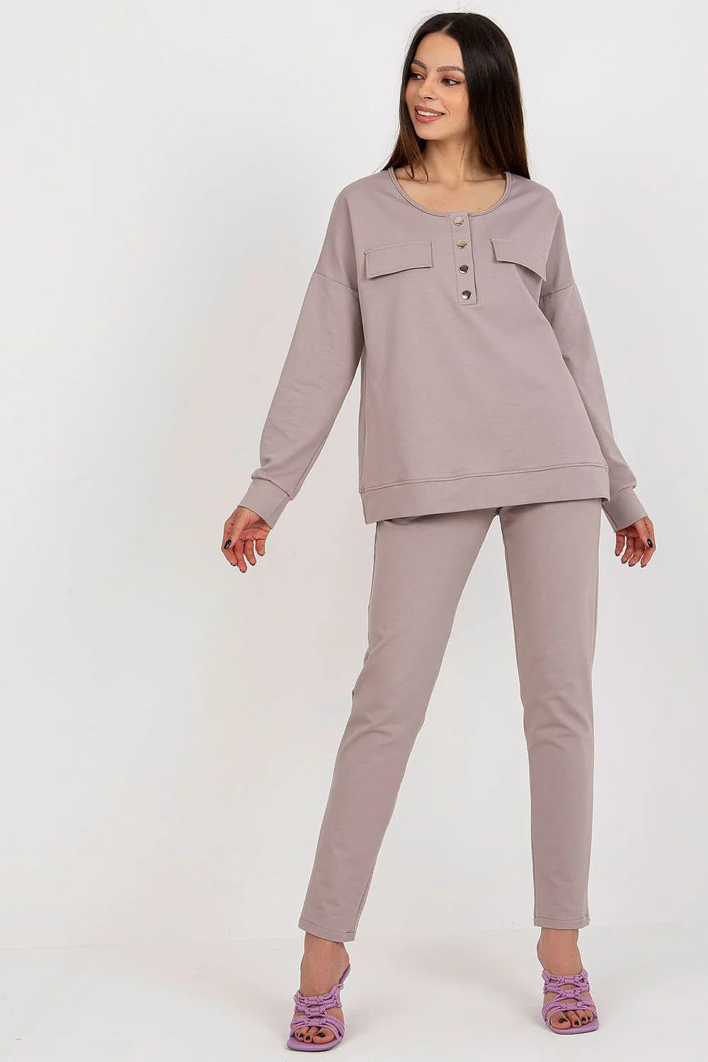 ensemble survêtement femme lounge sweat oversize henley col rond boutonnage pression manches longues poches plaquées pantalon slim chevillé
