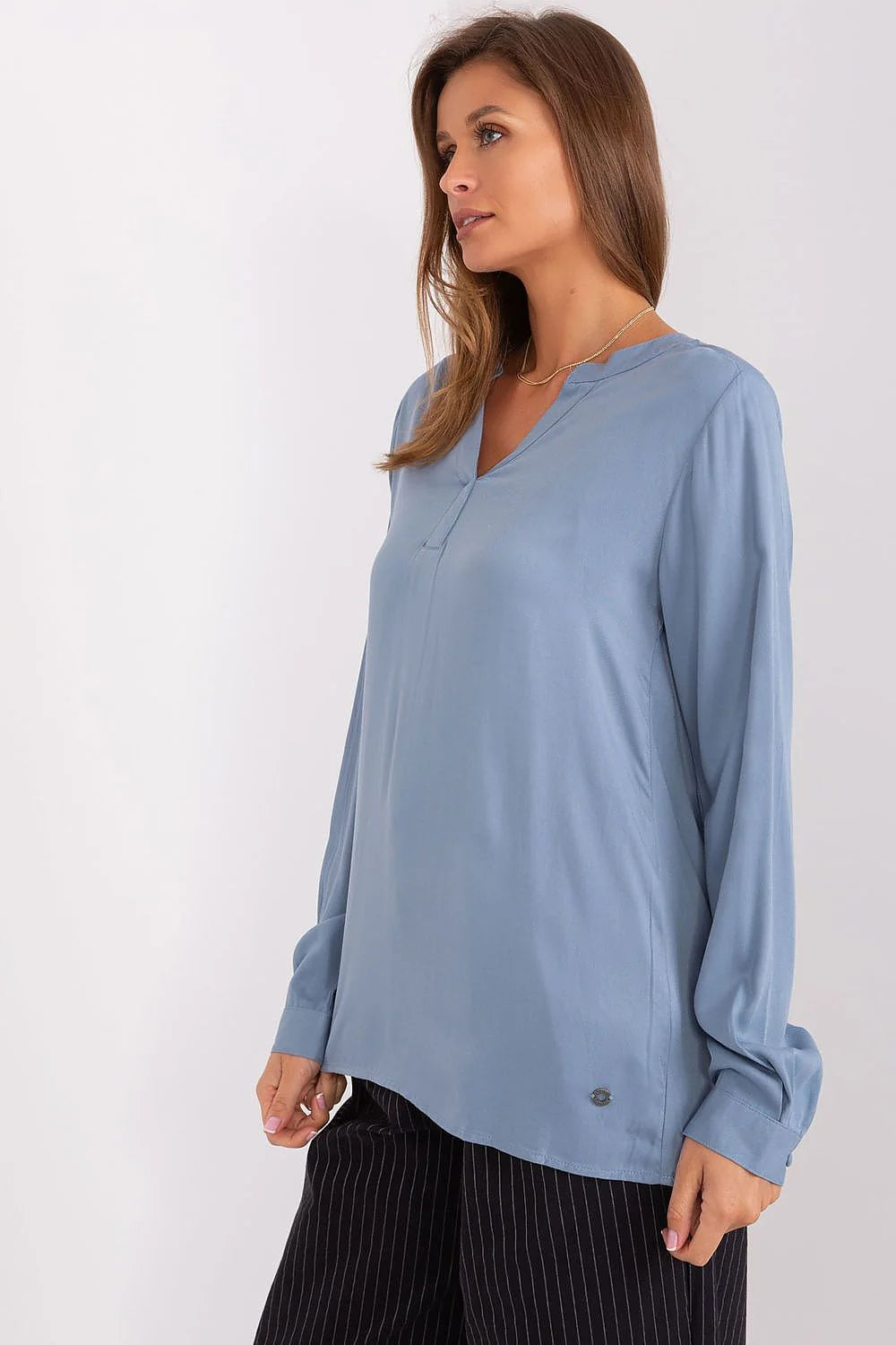 Blouse femme élégante décontractée couleur bleu pâle encolure V manches longues boutons poignets matériau fluide