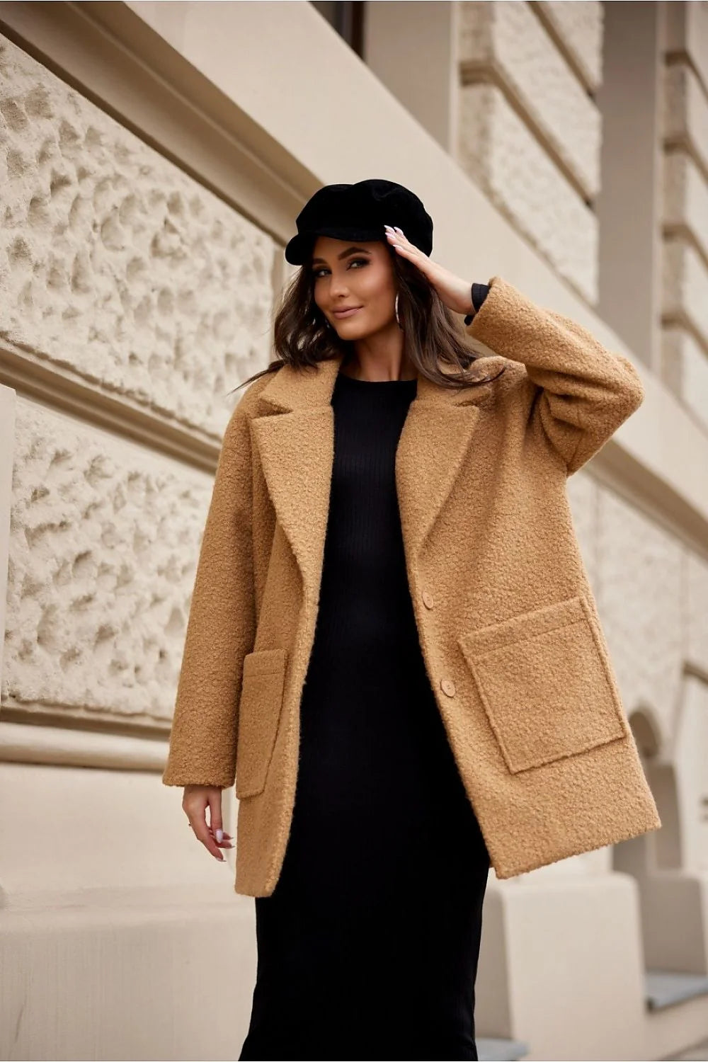Veste longue pour femme design contemporain élégant coupe oversize matériau teddy color camel doublée poches plaquées finitions soignées occasions automne printemps