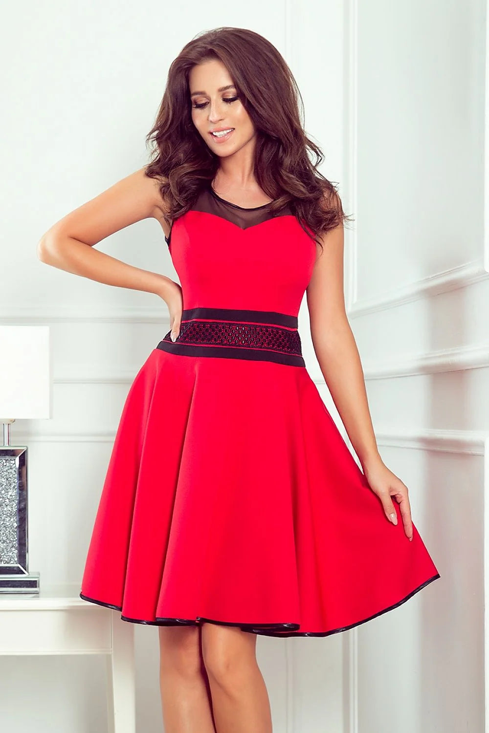 Robe de cocktail élégante sans manches en rouge tulle inserts poches noires taille ajustable femme