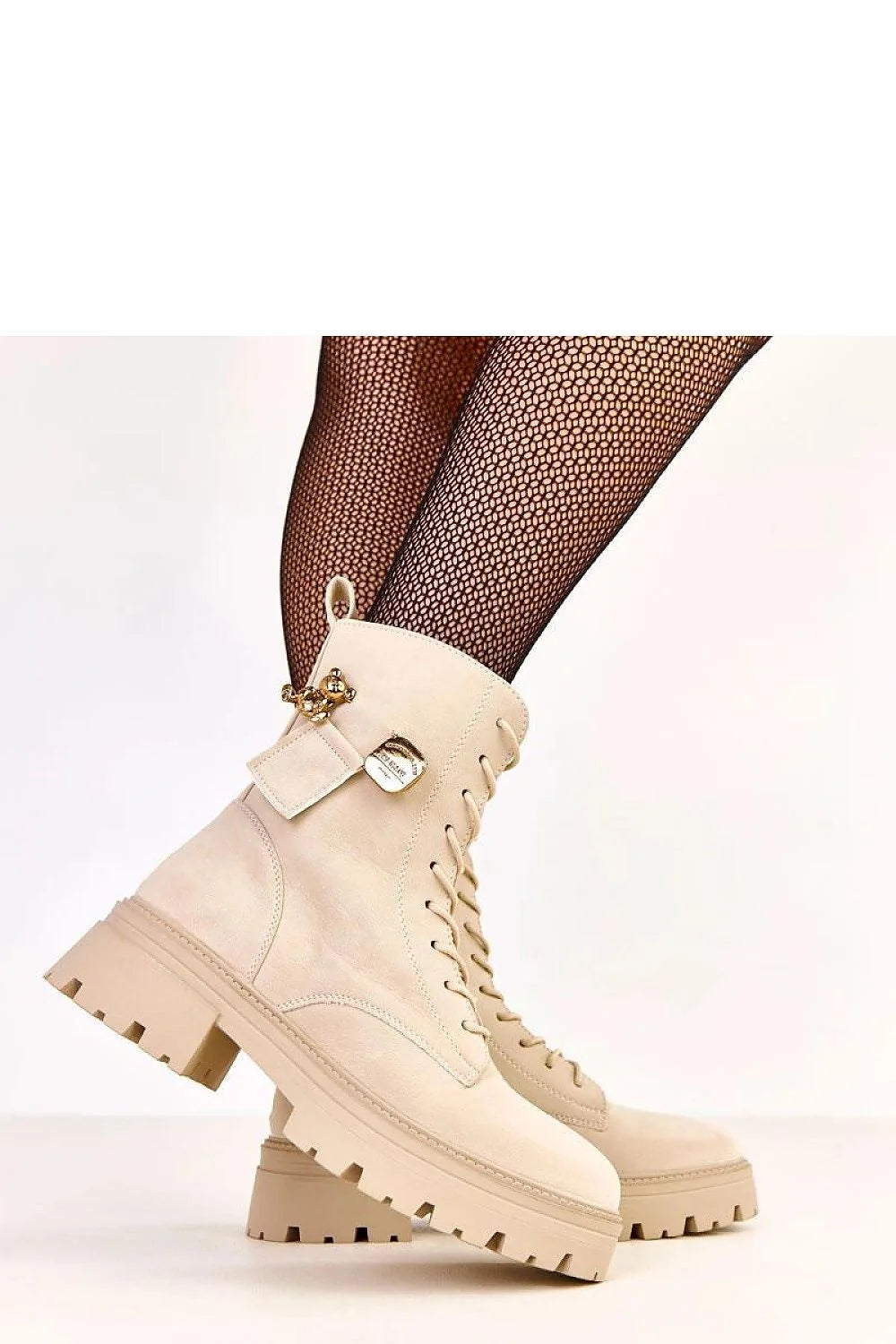bottines femme confortables cuir écologique suédé beige mi mollet lacets fermeture éclair latérale semelle crantée talon 5cm pendentif doré ours