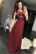 Robe longue élégante en satin corsetée sans manches pour soirées glamour et occasions spéciales
