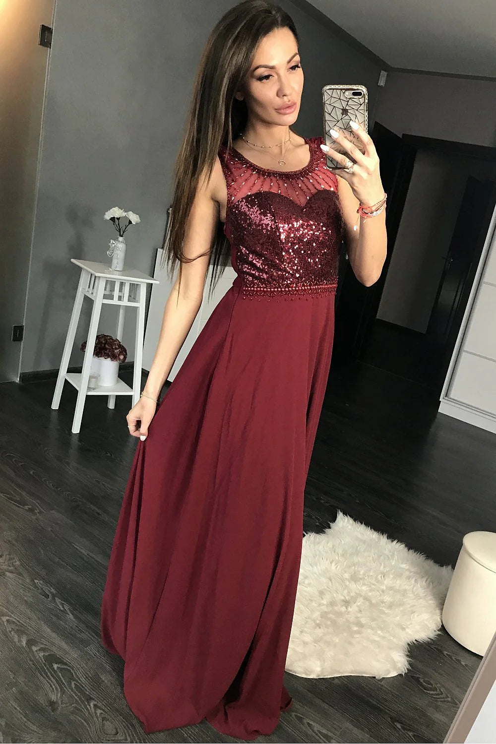 Robe longue élégante en satin corsetée sans manches pour soirées glamour et occasions spéciales