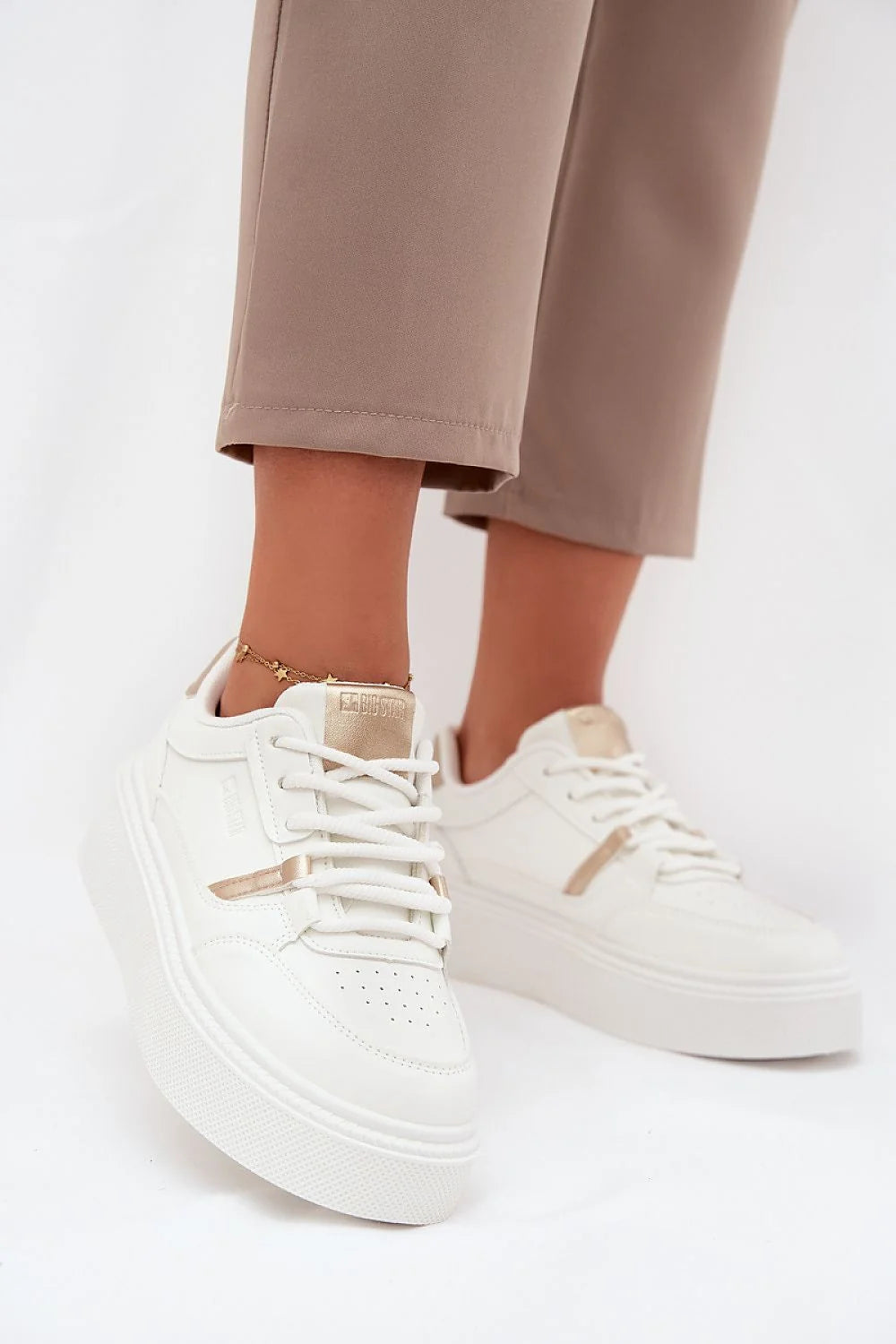 sneakers femme plateforme épaisse blanches cuir synthétique lisse bout perforé laçage classique détails métallisés rosés logo embossé semelle crantée antidérapante