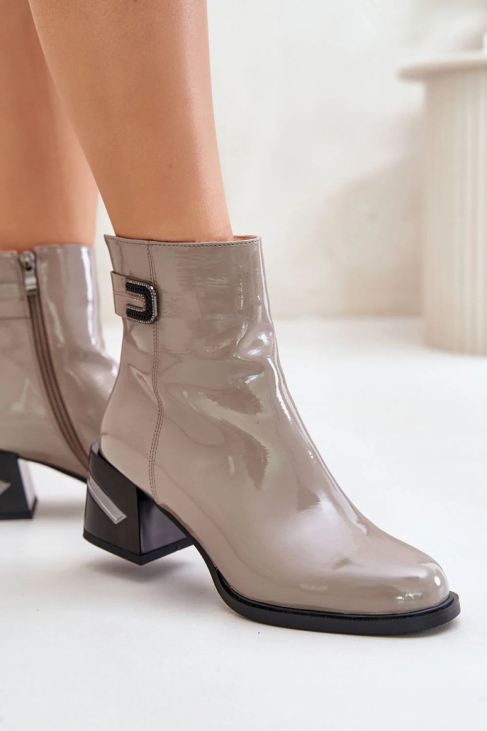 Bottes élégantes à talon carré en cuir synthétique verni taupe pour femmes, design moderne, coupe ajustée, fermeture éclair, détails soignés, occasion quotidienne ou soirée