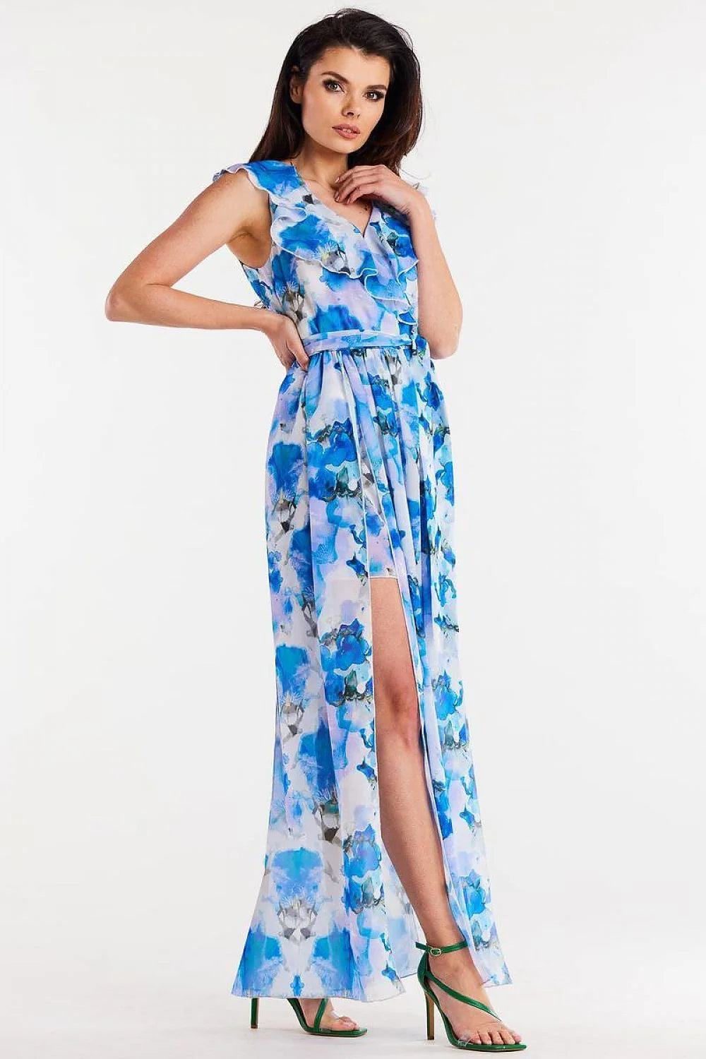 Robe de jour awama en mousseline imprimée floral bleu blanc violet, taille ajustable, ceinture incluse, fente haute, volants épaules, manches courtes, polyester 100%, occasion estivale élégante