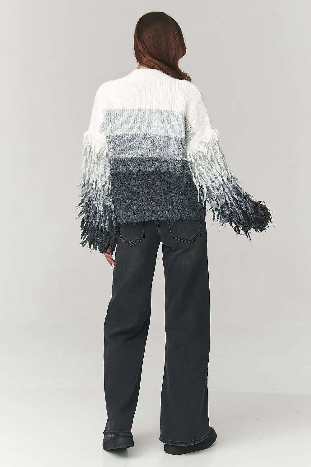 cardigan femme oversize grosse maille ouverte coupe courte dégradé blanc gris anthracite manches longues shaggy franges duveteux mohair angora bohème