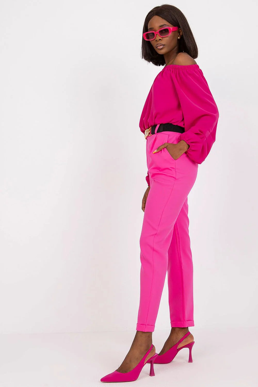 pantalon femme Italy Moda taille haute ceinture élastique décorative noire chaîne dorée poches latérales coupe ajustée cheville fuchsia polyester