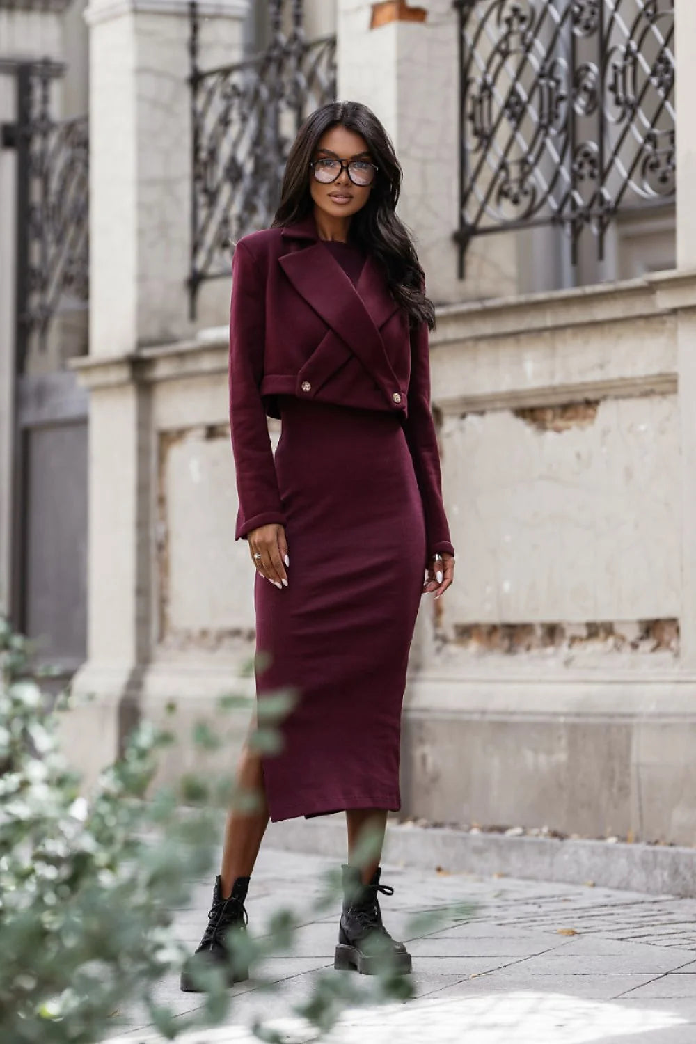 ensemble femme robe midi fourreau bordeaux veste courte croisée silhouette ajustée mi mollet manches longues taille marquée maille extensible