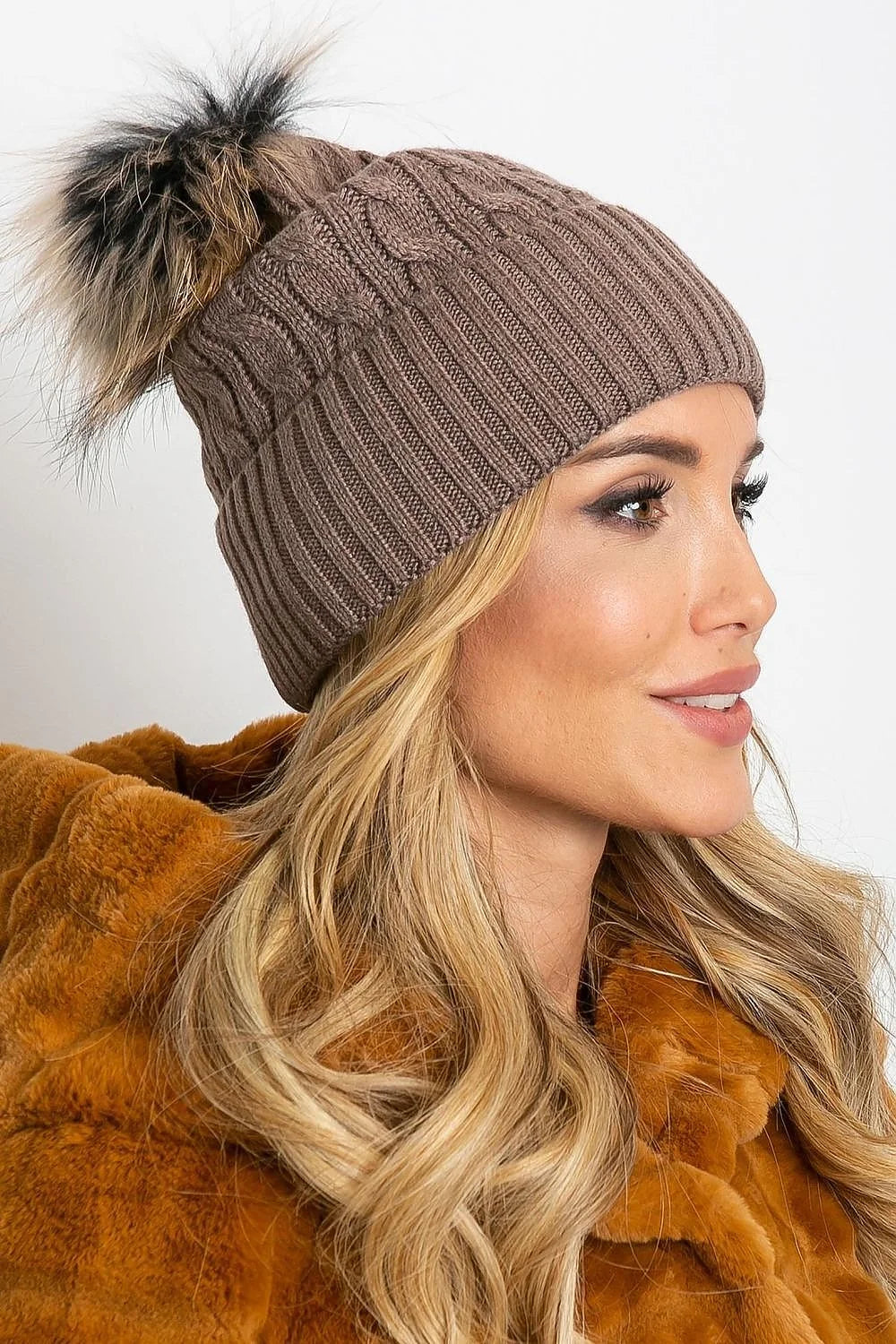 Bonnet d'hiver pour femmes design moderne élégant matelassé coton cashmere pompon fourrure noir ajusté coupe douce style intemporel