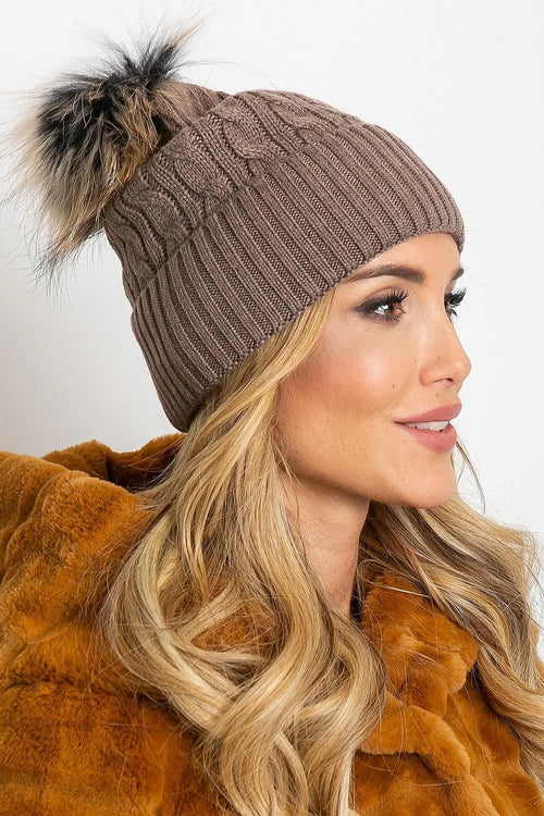 Bonnet d'hiver pour femmes design moderne élégant matelassé coton cashmere pompon fourrure noir ajusté coupe douce style intemporel