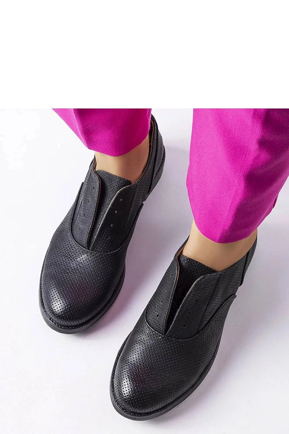 Chaussures basses femmes élégantes modernes cuir perforé noires design Richelieu confortables occasions multiples taille ajustable