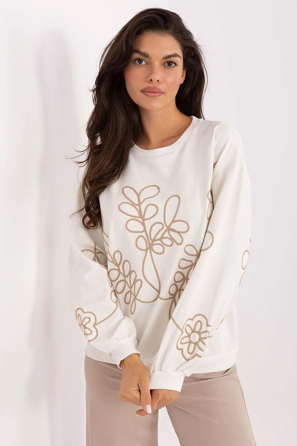 sweatshirt femme oversize crème col rond manches ballon poignets côtelés base côtelée maille douce molletonnée broderie cordon beige florale confortable