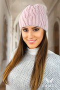 Bonnet Kamea en maille polaire rose pâle pour femme, design torsadé, logo métallique, coupe ajustée, hiver 2024