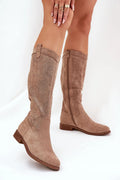 Bottes hautes pour femmes en daim taupe design élégant moderne perforations circulaires talon bas carré zip latéral