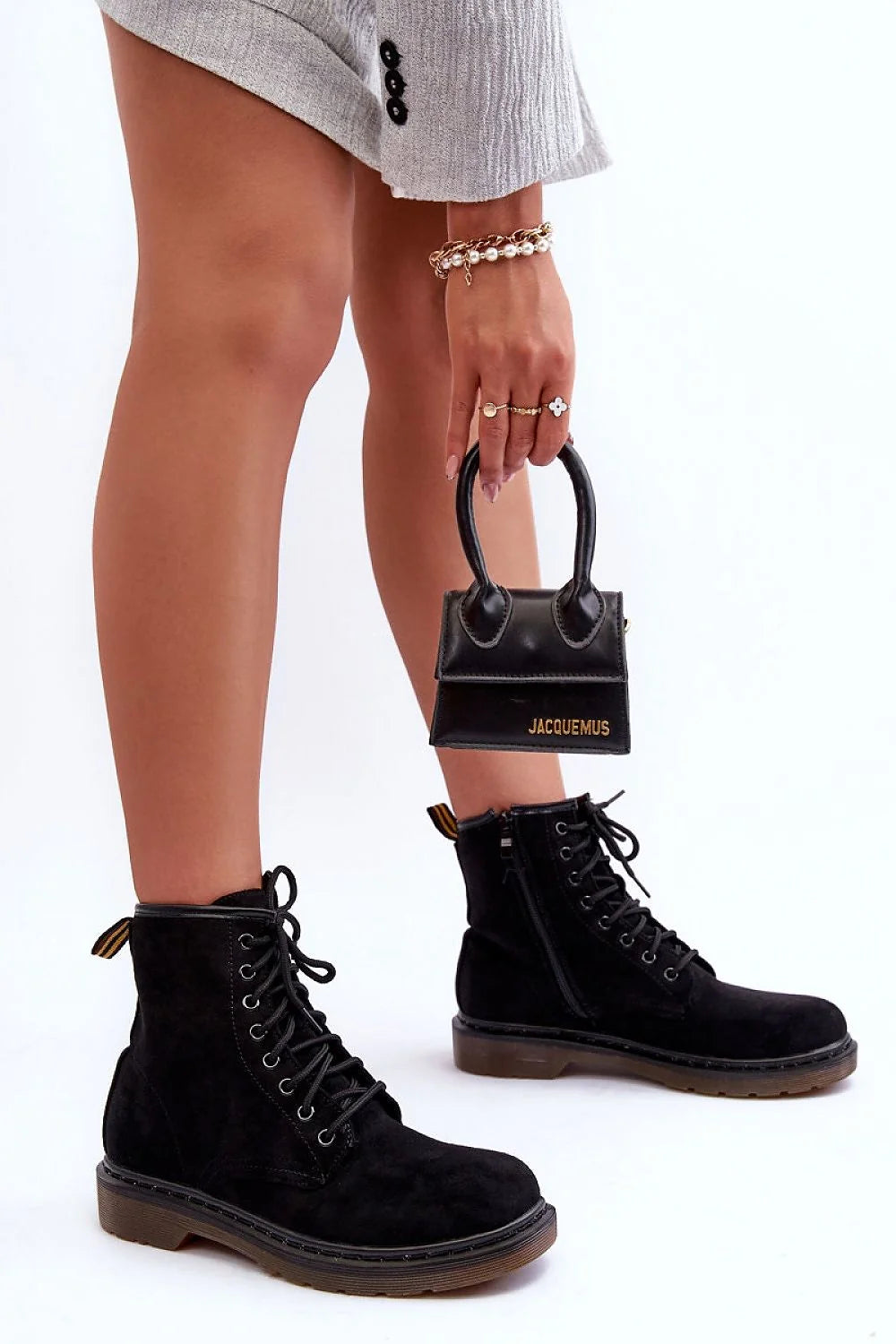 bottines femme suédé noir montante cheville lacets ronds œillets métalliques fermeture éclair latérale talon plat plateforme semelle crantée gomme brune