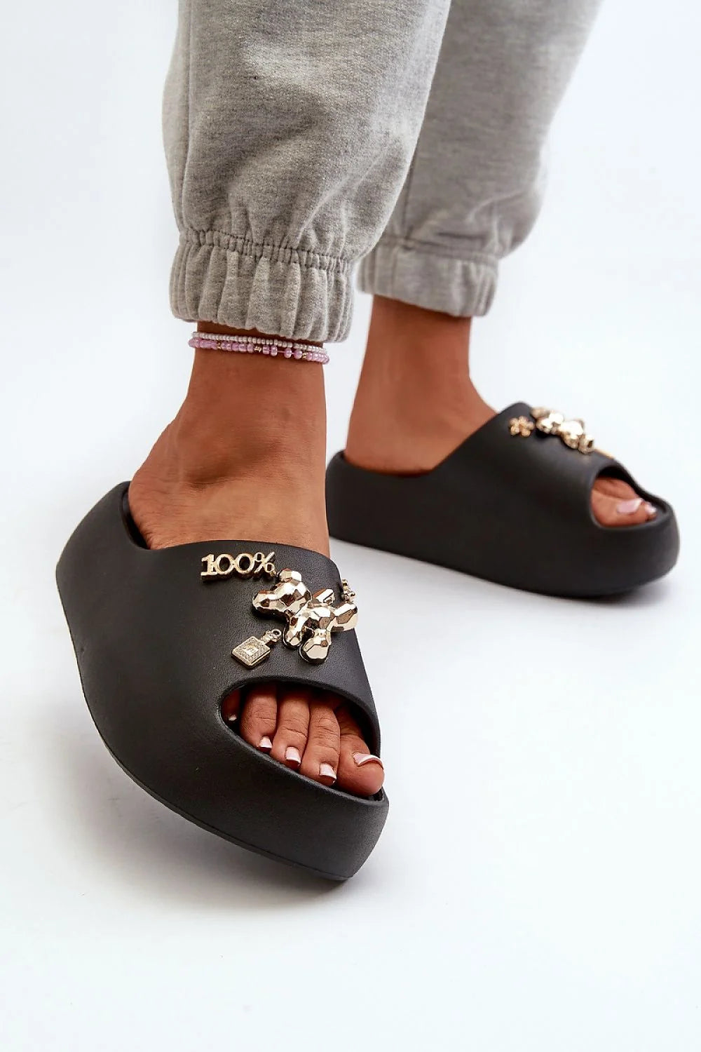 mules femmes modernes audacieuses noir mat dorés breloques strass semelle plateforme épaisse EVA légère amorti bout ouvert silhouette chunky confortable