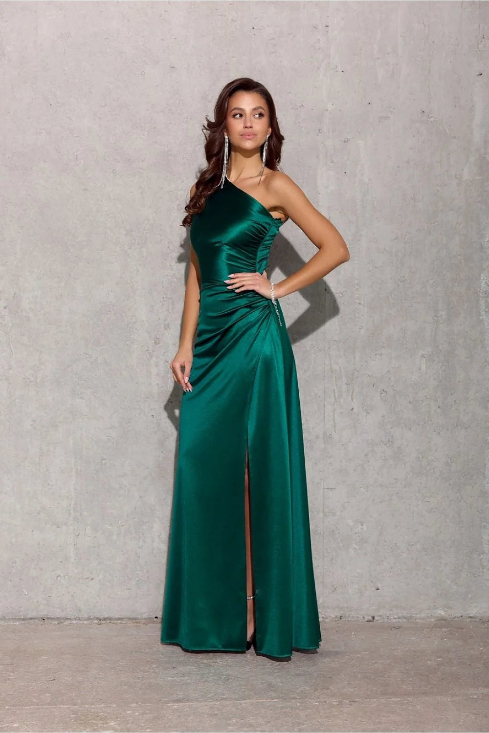 robe longue élégante satinée vert émeraude asymétrique épaule nue fente haute cuisse taille cintrée ajustée buste jupe évasée