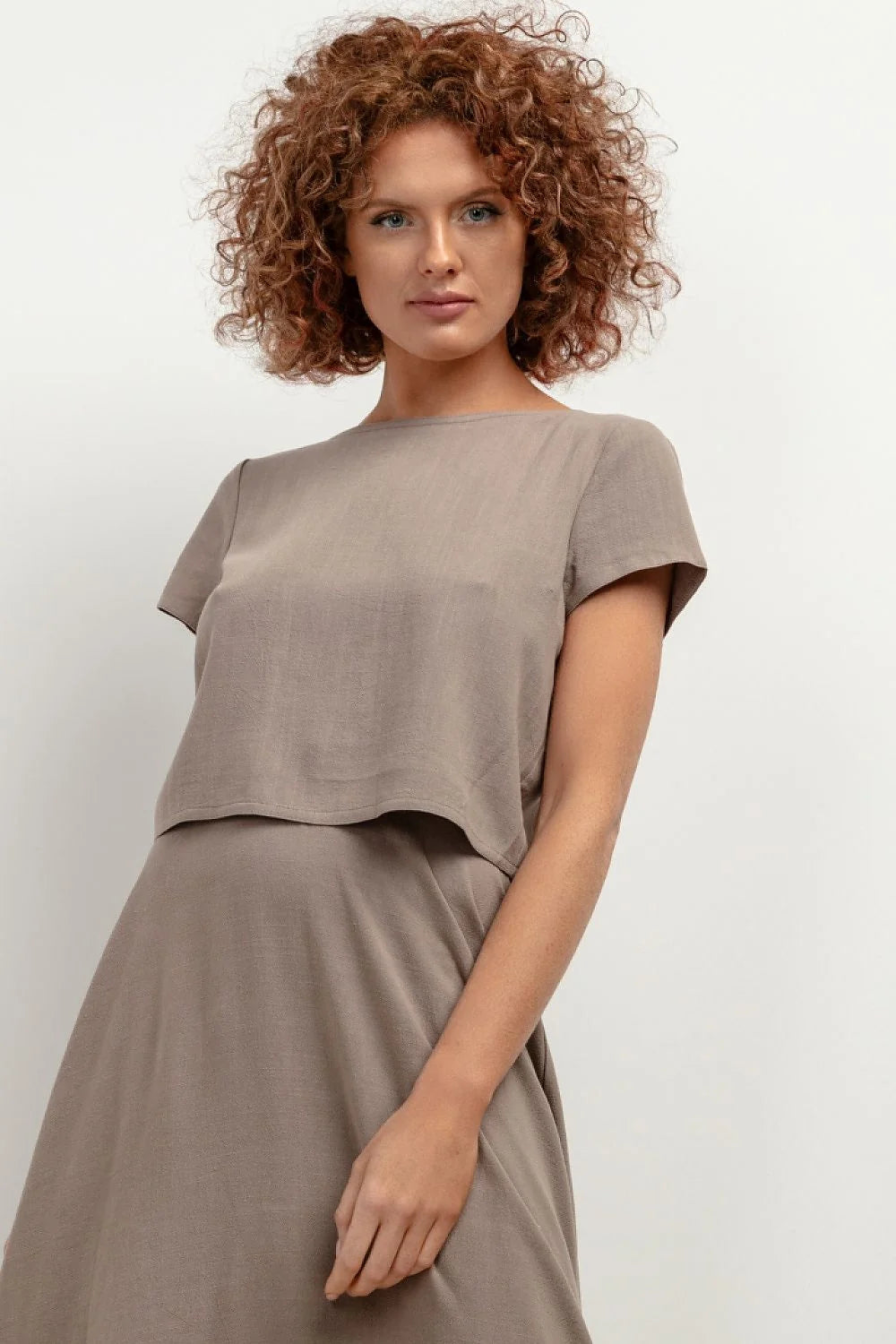Chemisier Tessita en lin et viscose style minimaliste couleur taupe manches courtes coupe évasée robe midi femme occasionnels