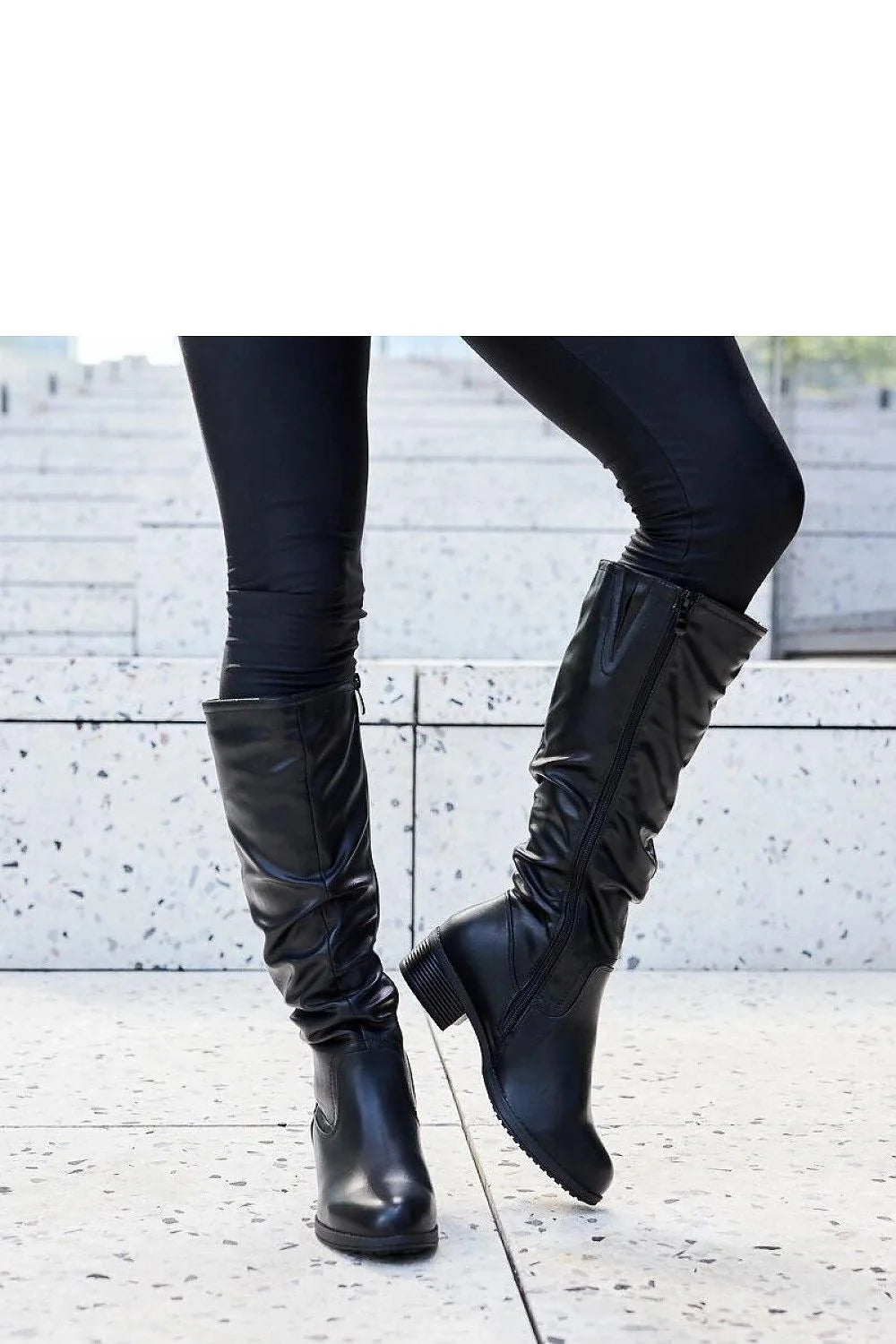 Bottes cuissardes design classique et élégant couleur noire tige ajustée style plissé talon carré bas semelle antidérapante finitions discrètes matériau similicuir occasion automne-hiver femme