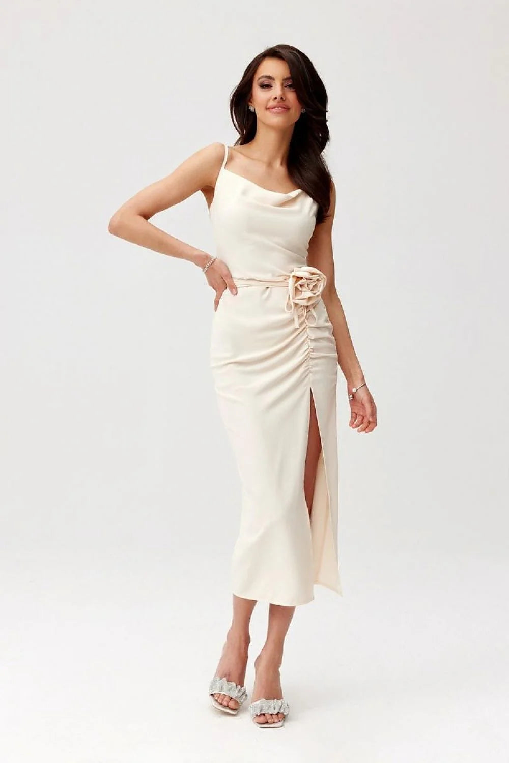 Robe de cocktail élégante crème ajustée encolure carrée bretelles fines fente sexy détails floraux femmes