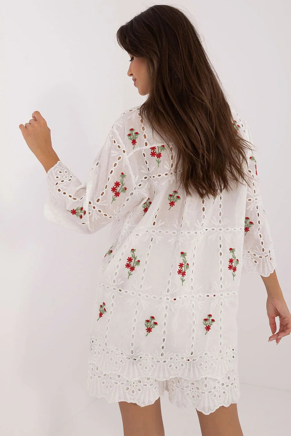 ensemble féminin Lakerta chemise manches trois quarts broderie florale ajourée short taille haute coton bohème col boutons bois