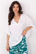Chemisier Och Bella en viscose, style casual chic, blanc pur, manches courtes larges, encolure en V, look summer élégant, pantalon turquoise