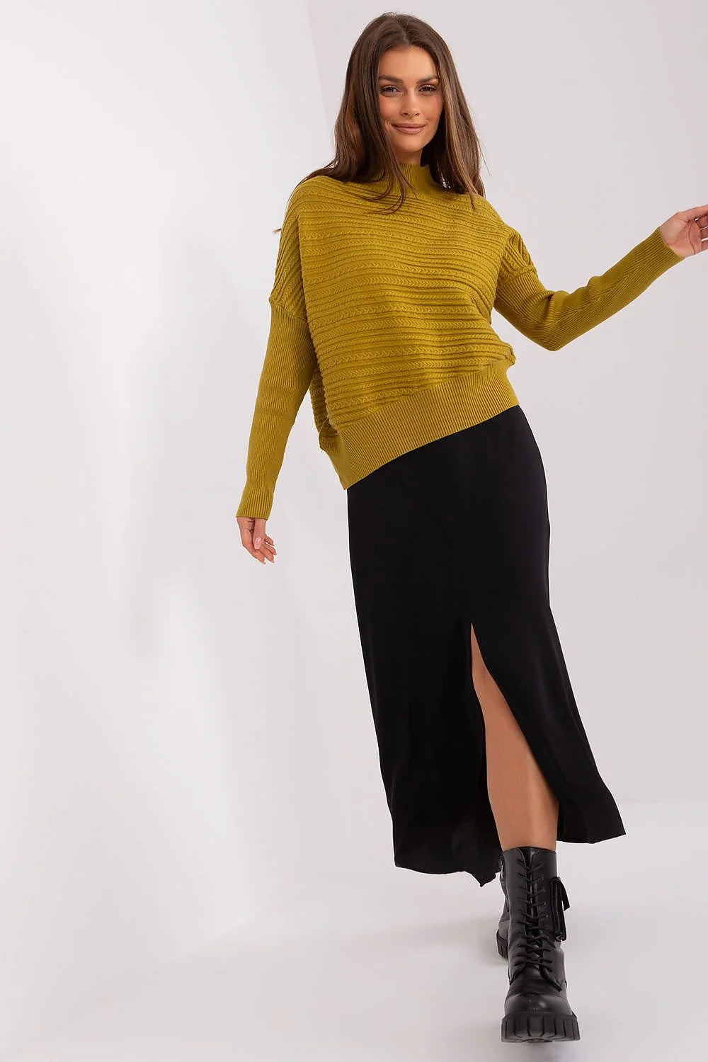 Pull-over femme maille haute qualité style contemporain col roulé manches longues finitions côtelées vert moutarde longueur standard