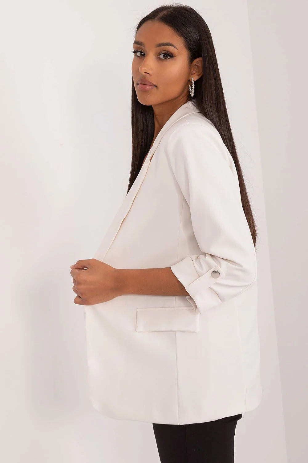 Veste blazer féminine moderne blanche cassée coupe oversize manches 3/4 sans boutons